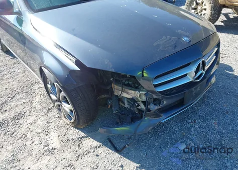 2016 Mercedes-Benz C 300 4Matic z USA, uszkodzony, nr VIN 55SWF4KB4GU105035